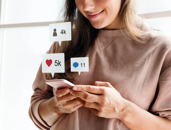 Frau Nutzt Smartphone Sozialen Medien — Stockfoto