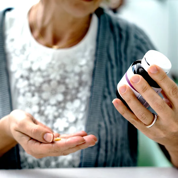 Mujer Mayor Tomando Píldoras — Foto de Stock