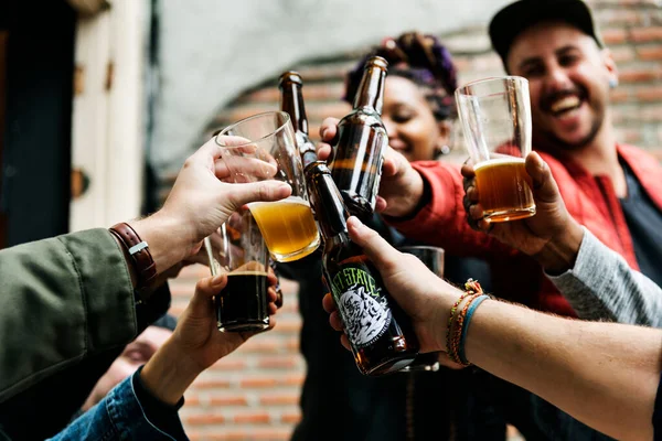 Yapımı Bira Bira Alkol Içki Içmeyi Kutlayın — Stok fotoğraf