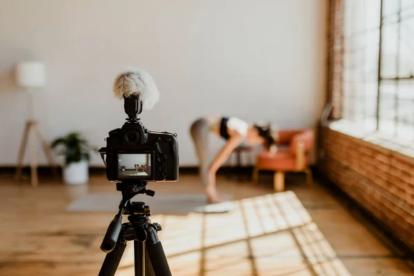 Yogini Filming Herself Studio — Stock Photo, Image