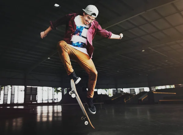 スケートボードを楽しんでいる若い男 — ストック写真