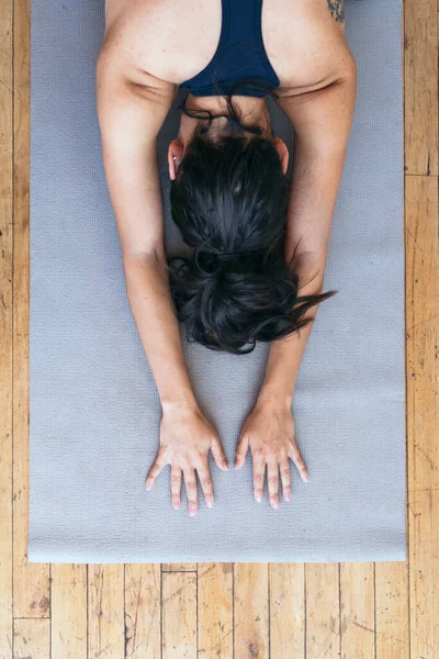 Femme Active Faisant Yoga Dans Chambre — Photo