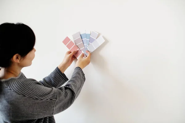 Ασιάτισσα Γυναίκα Διαλέγει Χρώμα Τοίχου — Φωτογραφία Αρχείου