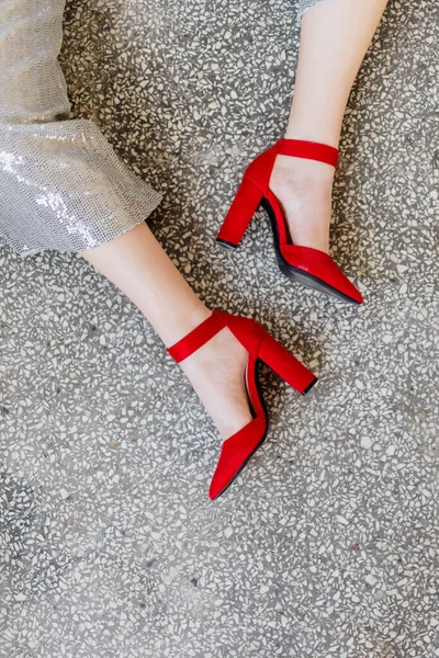 Kırmızı Topuklu Şık Bir Kadın — Stok fotoğraf