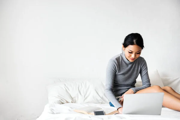 Ασιάτισσα Γυναίκα Που Χρησιμοποιεί Φορητό Υπολογιστή Λευκό Κρεβάτι — Φωτογραφία Αρχείου