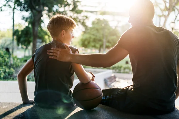 Junger Basketballspieler Schießt — Stockfoto