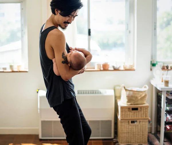 Pappa Håller Barnet Med Kärlek — Stockfoto