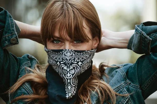 Mulher Cobrindo Boca Com Uma Bandana Durante Surto Coronavírus — Fotografia de Stock