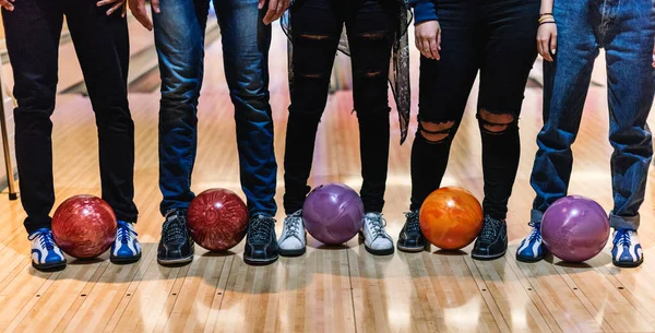 Zeit Mit Freunden Auf Einer Bowlingbahn — Stockfoto
