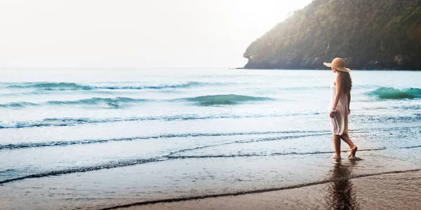 Woman Walking Beach — Stock Photo, Image