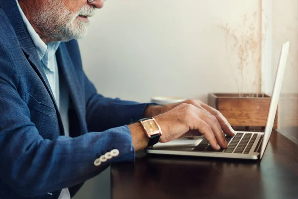 Oudere Man Met Behulp Van Computer Laptop — Stockfoto