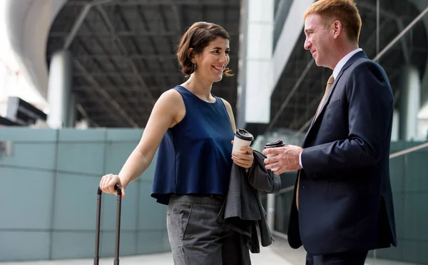 Empresarios Hablando Juntos Antes Viaje — Foto de Stock