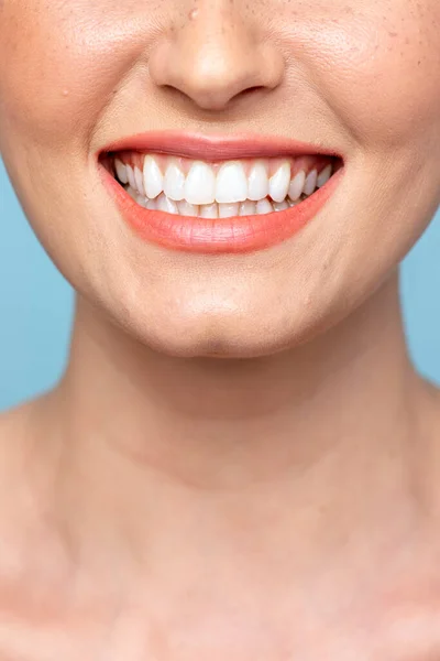 Glückliche Frau Mit Einem Strahlenden Lächeln — Stockfoto