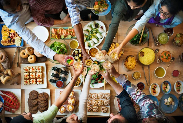 Grupo Pessoas Diversas Estão Almoçando Juntos — Fotografia de Stock