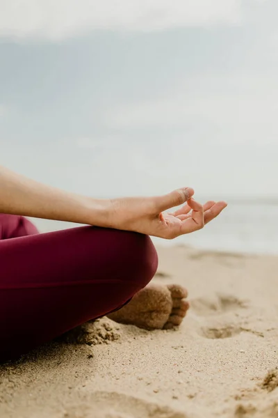 Mulher Meditando Praia — Fotografia de Stock