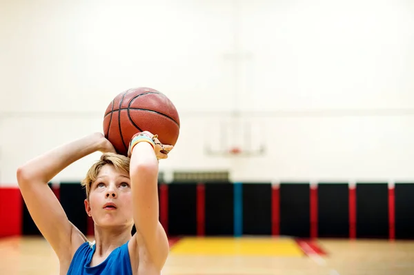 Genç Beyaz Çocuk Stadyumda Basket Oynuyor — Stok fotoğraf