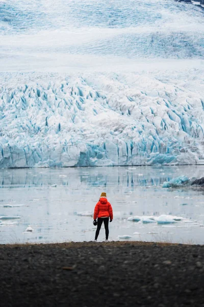 Kvinnlig Fotograf Vid Glaciären Fjallsjkull Island — Stockfoto