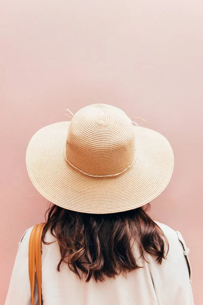 Visão Traseira Uma Mulher Cabelo Marrom Chapéu Tecido — Fotografia de Stock