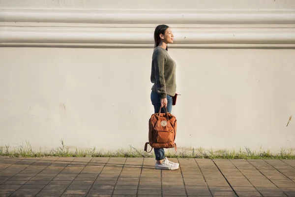 Mujer Asiática Llevando Una Bolsa — Foto de Stock