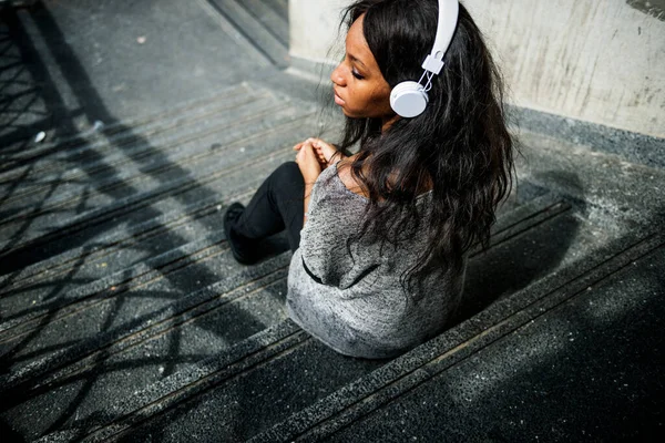 Mulher Afro Americana Está Ouvindo Música — Fotografia de Stock