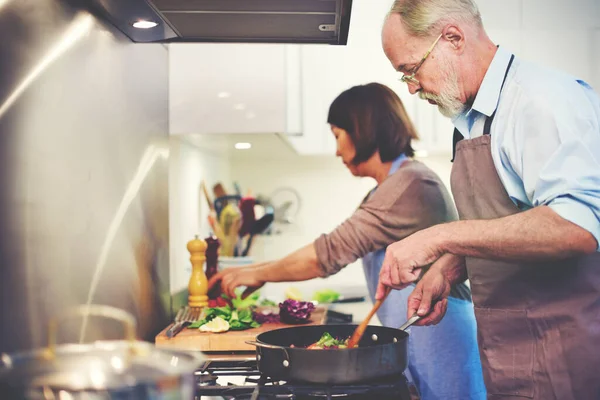 調理の準備の概念を助けるカップル — ストック写真