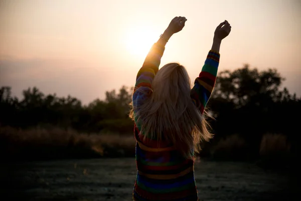 Silhouette Eines Mädchens Das Sich Morgen Dehnt — Stockfoto