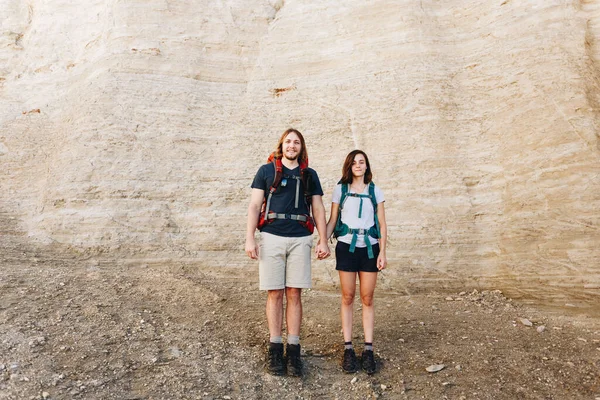 Pareja Senderismo Juntos Desierto — Foto de Stock