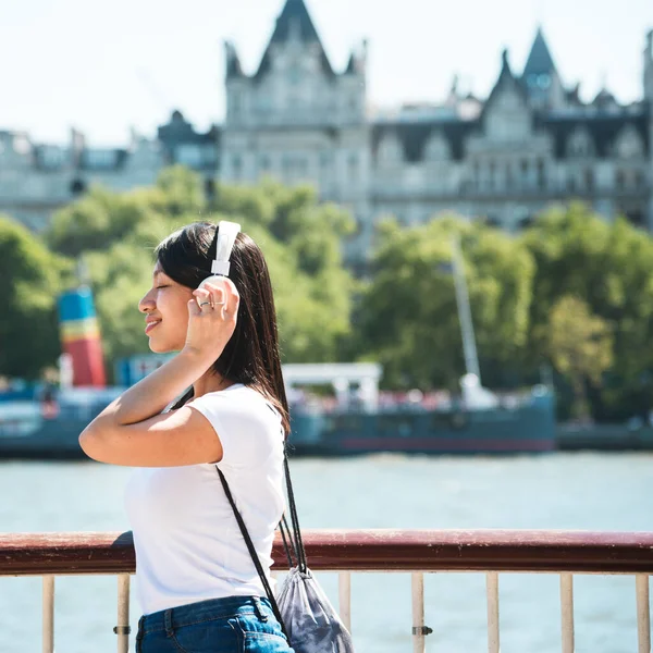 Mulher Alegre Ouvindo Música — Fotografia de Stock