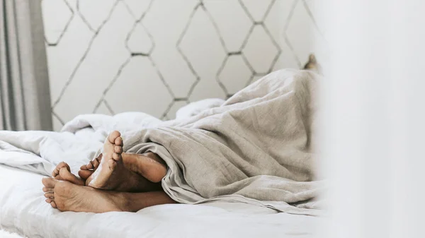 Couple Noir Avec Leurs Pieds Sous Couverture — Photo