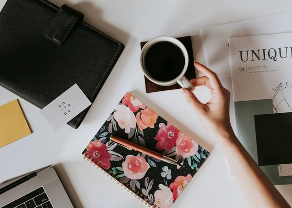 Mulher Segurando Seu Café Por Livro Floral — Fotografia de Stock