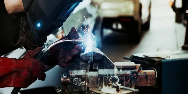 Female Welding Metal Piece Garage — Stock Photo, Image