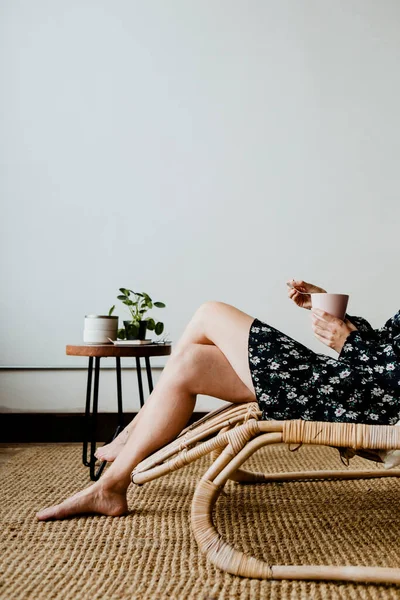 Mujer Sentada Asiento Mimbre Con Una Taza — Foto de Stock