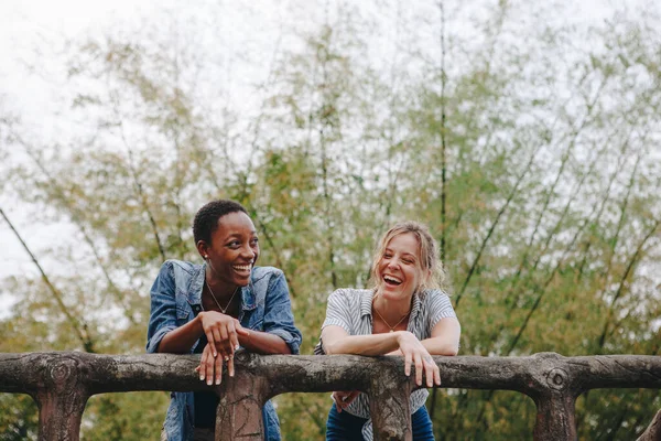 Two Women Hanging Out Outdoors — Stock Photo, Image