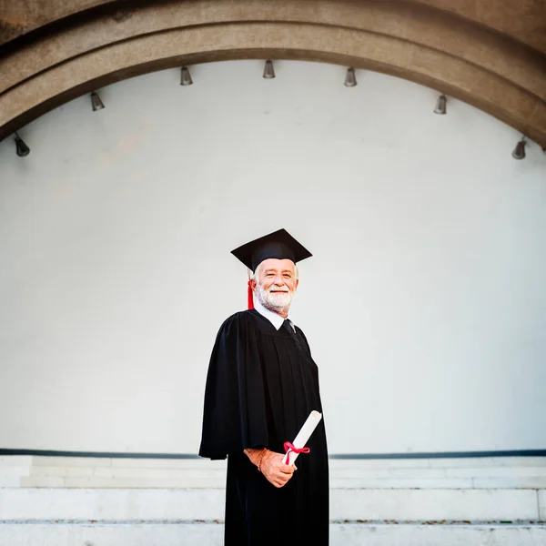 Anziano Laureato Alla Cerimonia Laurea Foto Stock Royalty Free