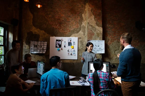 Grupo Personas Creativas Trabajando Haciendo Una Lluvia Ideas Juntas Imágenes De Stock Sin Royalties Gratis