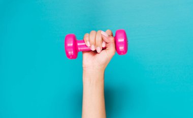 Pembe bir dambılı tutan elin yakın çekimi.