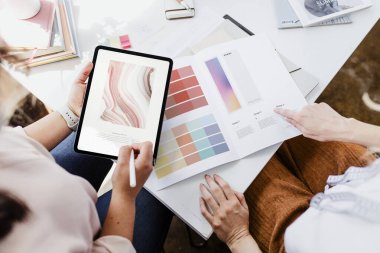 Dijital tablet kullanarak renk şeması seçen kadınlar