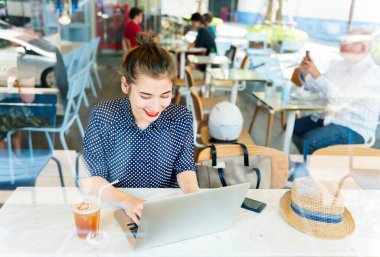 Genç Asyalı kadın ateş ediyor 