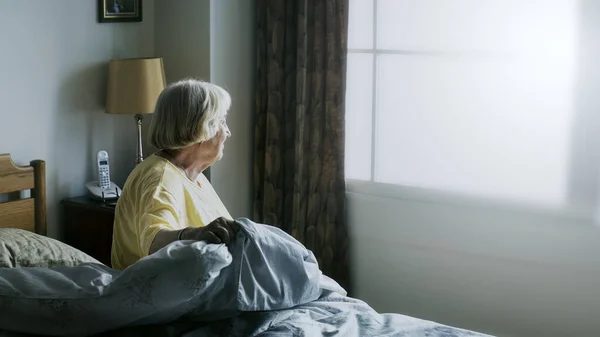 Старшая Женщина Имеющая Самоизоляцию Спальне — стоковое фото