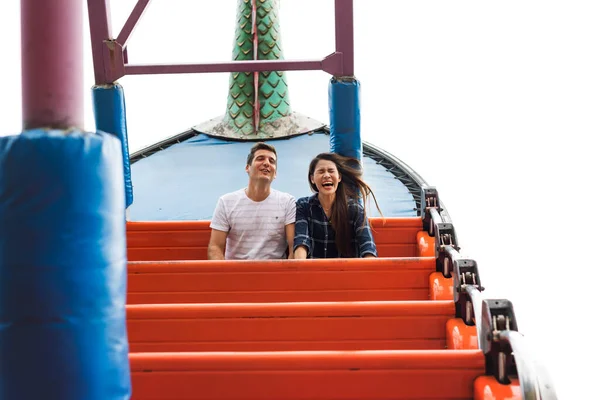 Paar Dating Amusement Park Ride Speelse Fun Opwinding — Stockfoto