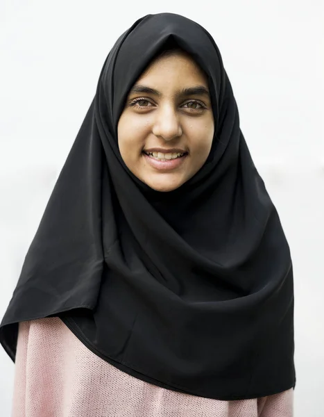 一个快乐的穆斯林女人对着摄像机笑 — 图库照片
