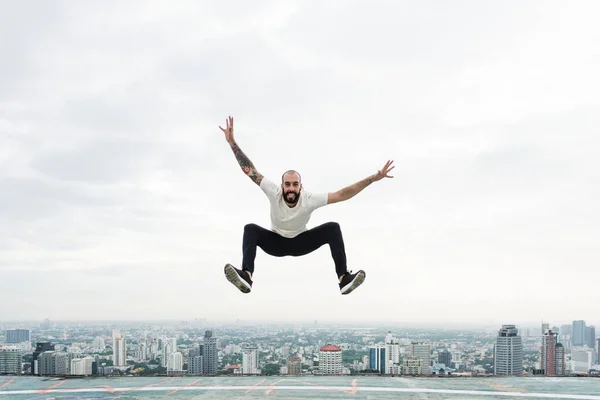 Homem Pulando Telhado — Fotografia de Stock