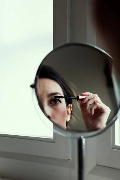 Γυναίκα Εφαρμογή Μακιγιάζ Χρησιμοποιώντας Έναν Καθρέφτη — Φωτογραφία Αρχείου