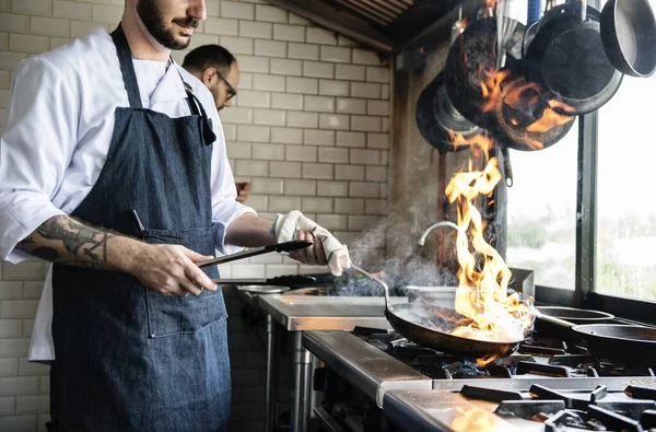 Szef Kuchni Gotowania Żywności Kuchni Restauracji — Zdjęcie stockowe