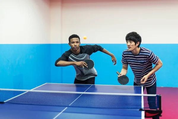 Freunde Spielen Tischtennis — Stockfoto