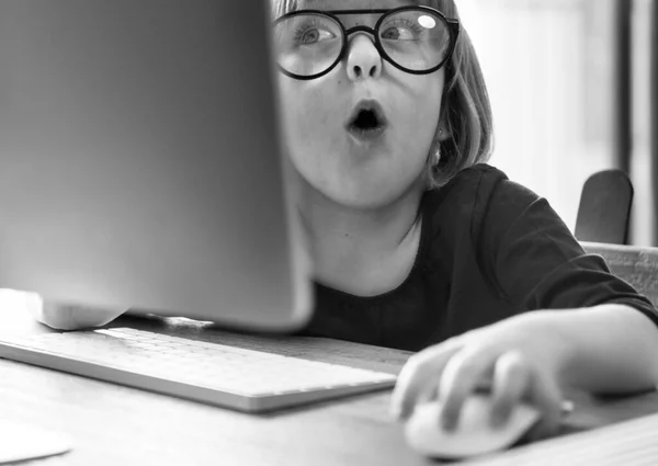 Χαριτωμένο Κορίτσι Παίζει Ένα Υπολογιστικό — Φωτογραφία Αρχείου