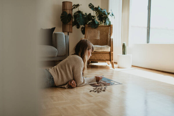 Woman Putting Together Jigsaw Puzzle Self Quarantine — Stock Photo, Image