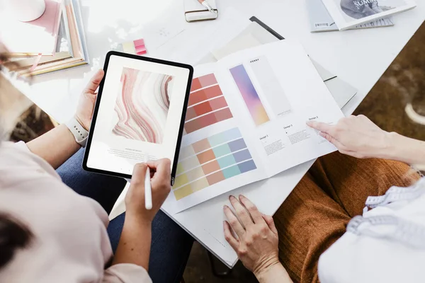 Women Choosing Color Scheme Using Digital Tablet — Stock Photo, Image