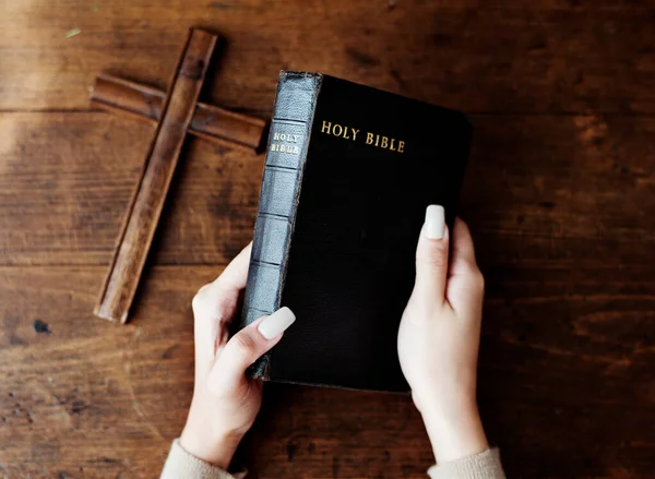Manos Femeninas Sosteniendo Una Biblia Una Cruz Madera —  Fotos de Stock