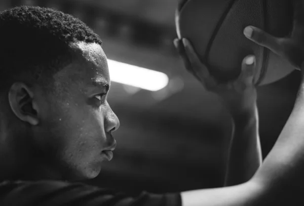 Afro Américain Adolescent Garçon Concentré Sur Jouer Basket — Photo